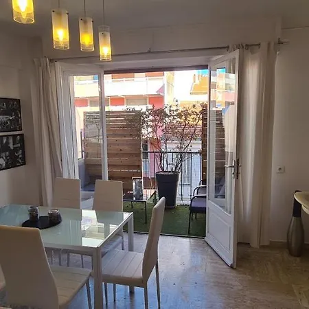 Centre, 3p/terrasse , 300 M Plages. Apartman